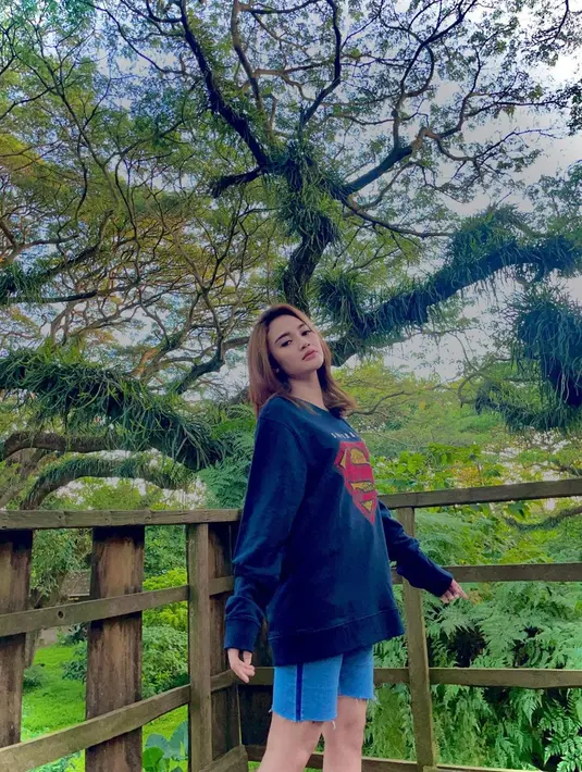 Arlida Putri aktif di akun Instagram @arlidaputrii dengan jumlah followers mencapai 1,2 juta. Arlida Putri selalu unggah foto-foto cantiknya di Instagram termasuk saat momen nikmati alam bebas. Foto Arlida dengan latar pemandangan alam ini kian membuatnya terlihat menawan. (Liputan6.com/IG/@arlidaputrii)