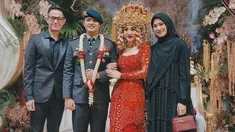 Alyssa Soebandono dan Dude Harlino datang kondangan ke resepsi pernikahan Febby Rastanty. Keduanya tampil serasi kenakan outfit couple bernuansa hitam. Alyssa memilih gaun dengan potongan simple namun anggun, dengan sentuhan warna gelap yang memberi kesan elegan. (Liputan6.com/IG/@ichasoebandono)
