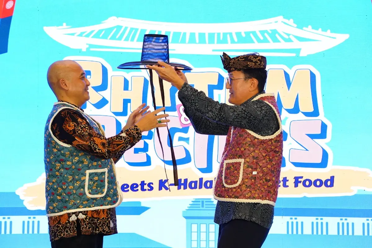 Prosesi pertukaran Gat dan Totopong antara Dubes Korea dan Wakil Walikota Bandung. (dok. KCCI)