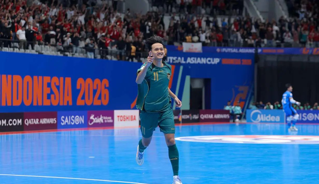 Pada menit ke-26, gol Reza Gunawan memastikan keunggulan Timnas Futsal Indonesia atas Vietnam. Tampak dalam foto, Reza Gunawan (tengah) berlari usai mencetak gol untuk Timnas Futsal Indonesia saat melawan Vietnam pada babak perempat final Piala Asia Futsal 2026 di Indonesia Arena, Kompleks Gelora Bung Karno, Senayan, Jakarta, Selasa (3/2/2026). (Bola.com/Bagaskara Lazuardi)
