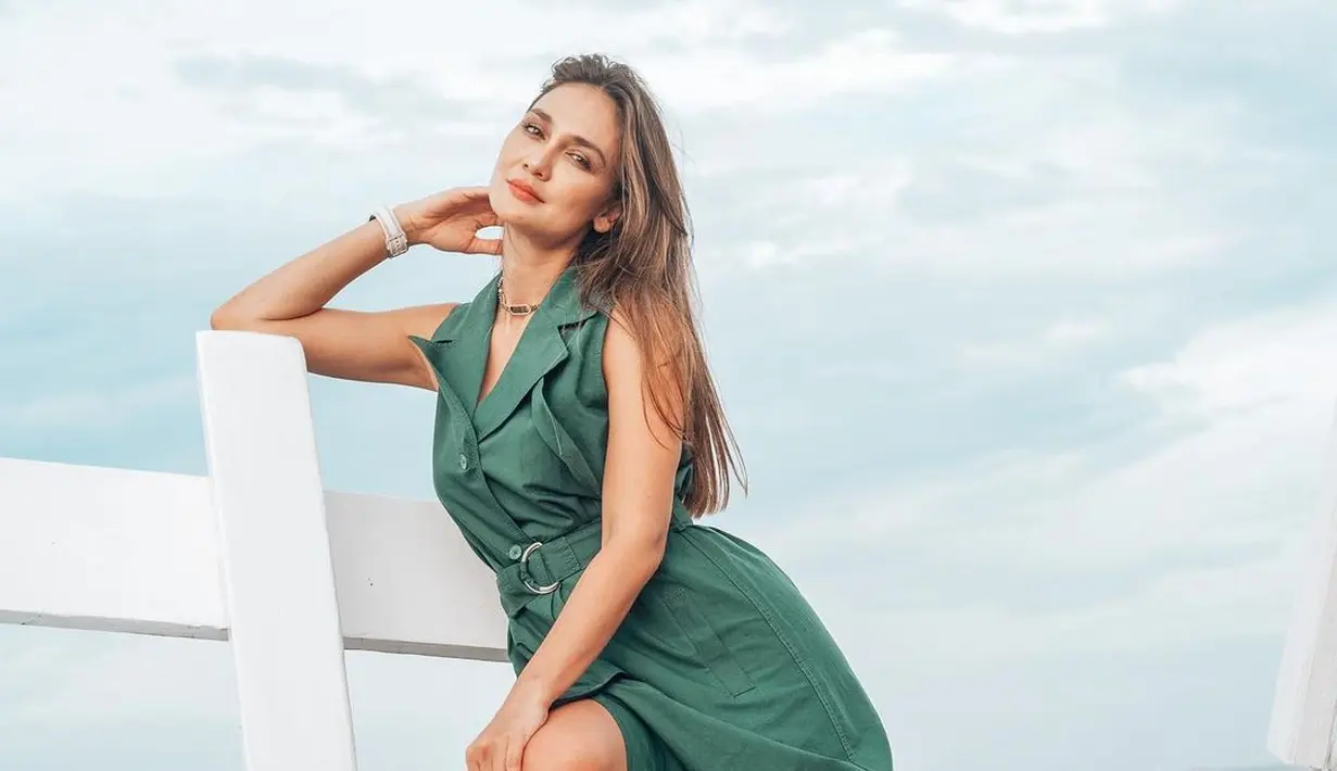 Long Dress lebih sering dipakai wanita 39 tahun itu dalam berbagai pemotretan dan acara resmi. Sedangkan untuk liburan dan acara santai, Luna Maya kerap mengenaka atasan dan bawahan. (Liputan6.com/IG/@lunamaya).