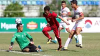 Pemain Timnas Indonesia U-19, Egy Maulana Vikri, berusaha melewati pemain Brunei Darussalam pada laga Piala AFF U-18 di Stadion Thuwunna, Rabu, (13/9/2017). Indonesia menang 8-0 atas Brunei Darussalam. (Liputan6.com/Yoppy Renato)