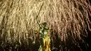 Patung The Motherland Calls dihiasi kembang api saat perayaan 73 tahun kemenangan Rusia dalam Perang Dunia II di Volgograd (8/5). Peringatan ini digelar setiap tahunnya. (AFP/Mladen Antonov)