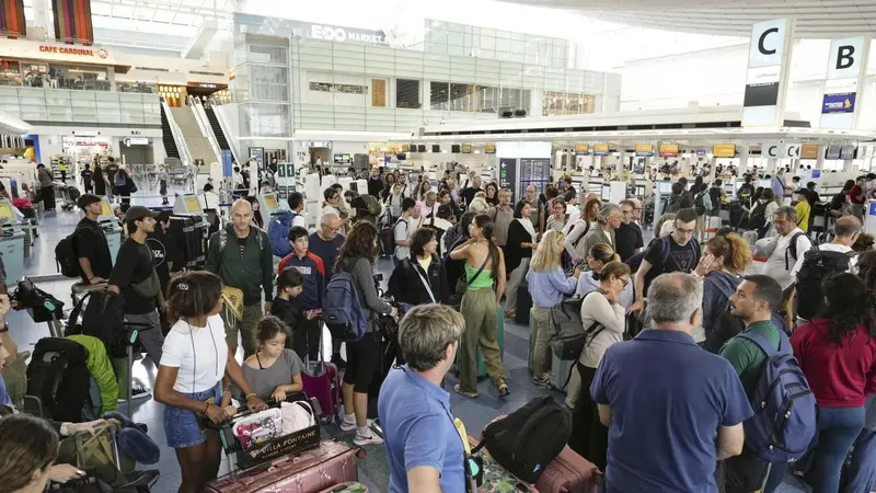 Penumpang pesawat di Bandara Haneda Jepang terdampak Topan Ampil. (AP)