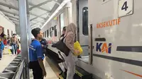 Penumpang Kereta Api bersiap naik ke dalam kereta di stasiun  Jember (Istimewa)