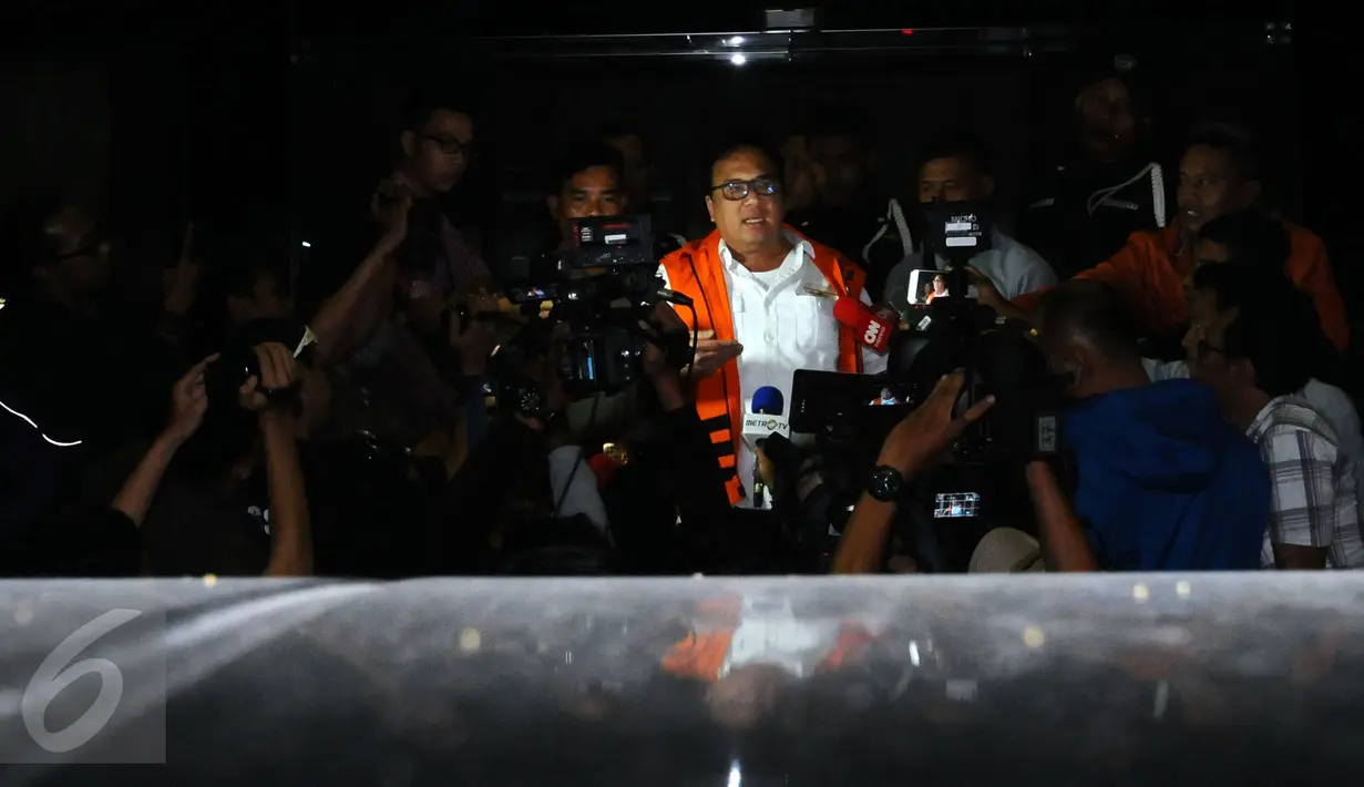 Basuki Hariman memberi keterangan jelang meninggalkan gedung KPK usai menjalani pemeriksaan terkait penyuapan Hakim MK, Patrialis Akbar, Jakarta, Jumat (27/1). Basuki diduga memberi suap USD 20 ribu dan SGD 200 ribu. (Liputan6.com/Helmi Fithriansyah)