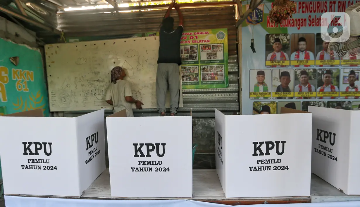 Warga lokasi yang akan dijadikan Tempat Pemungutan Suara (TPS) 009 di Petukangan Selatan, Jakarta, Selasa (13/2/2024). (Liputan6.com/Angga Yuniar)
