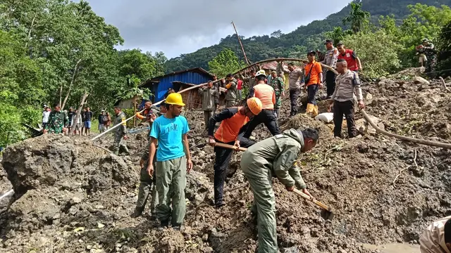 Pencarian korban longsor di Manggarai Timur