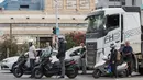 Pengendara motor mengheningkan cipta ketika sirine panjang Hari Peringatan Holocaust berbunyi di Tel Aviv, Israel (24/4). Warga Israel mengenang peristiwa pembantaian terhadap enam juta umat Yahudi oleh Nazi selama Perang Dunia II. (AFP Foto/Jack Guez)