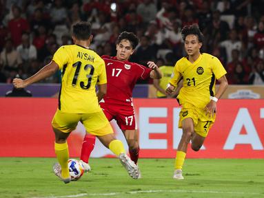 Pemain Timnas Indonesia U-23, Victor Benjamin Dethan (tengah) berusaha melewati penjagaan dari pemain Malaysia dalam laga Grup A Piala AFF U-23 2025 di Stadion Utama Gelora Bung Karno (SUGBK), Senayan, Jakarta, Senin (21/07/2025). (Bola.com/Abdul Aziz)