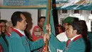 Ketua Umum Partai Islam, Damai, Aman (Idaman) Rhoma Irama (kanan) secara simbolis melantik 18 Dewan Pimpinan Wilayah (DPW) Partai Idaman di Jakarta, Rabu (20/1). Pelantikan dihadiri sejumlah pengurus partai dan artis dangdut. (Liputan6.com/Faisal R Syam)