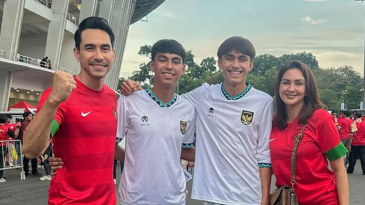 Pasangan Artis Tanah Air Kompak Kenakan Jersey Timnas