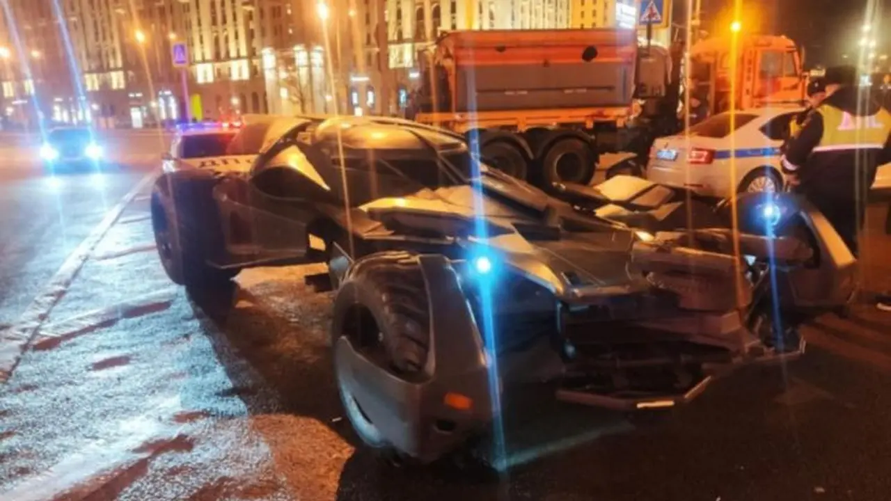 Polisi Rusia Tilang Batmobile Karena Tidak Pakai Pelat Nomor (Carscoops)