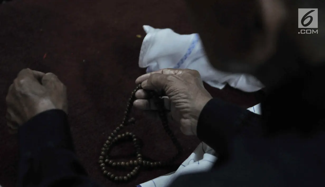 Seorang umat Islam berdzikir di Masjid Pondok Pesantren At-Taqwa, Bekasi, Selasa (28/5/2019). Pelaksanaan Iktikaf di masjid ini diikuti lebih dari 800 jemaah dari berbagai kalangan, mulai dari orang tua, mahasiswa, pelajar umum, hingga santri pondok pesantren tersebut. (Merdeka.com/Iqbal S Nugroho)