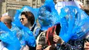 Sejumlah orang melakukan unjuk rasa di Tbilisi, Georgia, Rabu (31/5). Aksi tersebut untuk mendukung seorang wartawan Azerbaijan, Afgan Mukhtarli, yang diculik di Tbilisi pada tanggal 29 Mei 2017. (AP Photo / Shakh Aivazov)