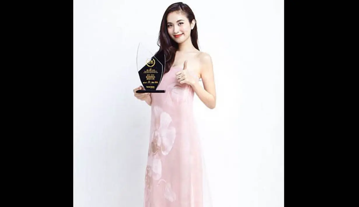 Selain kecantikan dan suara indah yang dimilikinya, kesempurnaan Nong Poy dilengkapi dengan bentuk tubuh indah semampai. (instagram.com/poydtreechada)