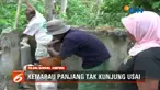 Air kotor tidak layak pakai ini digunakan warga untuk mencuci dan mandi.