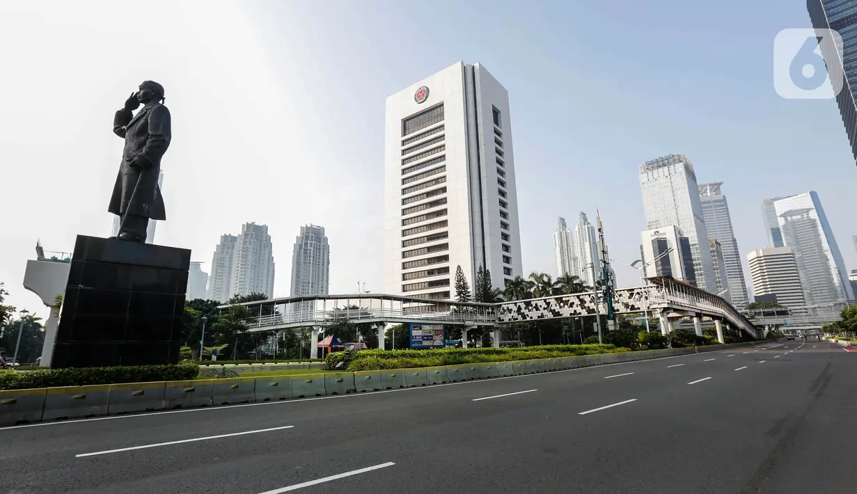 Suasana kawasan Patung Jenderal Sudirman, Jakarta, Kamis (13/5/2021). Jalanan Ibu Kota lengang pada libur hari Idul Fitri 1442 H.Liputan6.com/JohanTallo