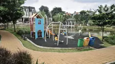 Anak-anak bermain di Taman Maju Bersama (TMB) Panjang Cipedak, Jagakarsa, Jakarta Selatan, Rabu (26/1/2022). Pemprov DKI Jakarta menargetkan pada 2022 akan membangun TMB di 31 lokasi di Jakarta sesuai dengan amanat UU Nomor 26 Tahun 2007 tentang Penataan Ruang. (merdeka.com/Iqbal S. Nugroho)