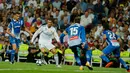 Pemain Real Madrid, Cristiano Ronaldo berusaha menendang bola dengan kawalan pemain Espanyol dalam lanjutan La Liga 2017/2018 di Santiago Bernabeu, Minggu (1/10). Real Madrid sukses menundukkan Espanyol dua gol tanpa balas. (AP/Paul White)