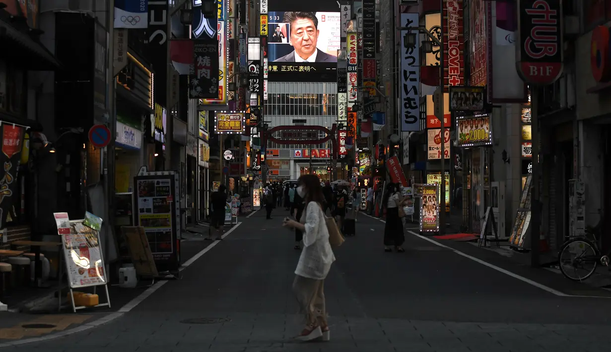 Perdana Menteri Jepang Shinzo Abe terlihat pada layar lebar sast konferensi pers langsung di Tokyo, Jepang, Jumat (28/8/2020). Abe telah mengumumkan pengunduran dirinya pada 28 Agustus karena masalah kesehatan.
(Philip FONG/AFP)