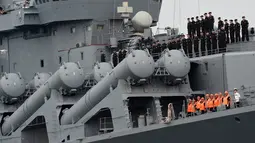 Angkatan Laut Rusia dengan kapal Varyag saat tiba di Pier 15, South Harbor, Metro Manila, Filipina, Kamis (20/4). Rusia kirim dua kapal perang Varyag dan kapal bahan bakar Pechenge untuk kegiatan militer dengan Filipina. (AFP Photo / Ted Aljibe)