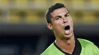 Ekspresi bintang Real Madrid, Cristiano Ronaldo, saat latihan jelang laga Piala Super Eropa di Stadion National Arena Filip II, Skpje, Senin (7/8/2017). Real Madrid akan bertanding melawan Manchester United. (AFP/Nikolay Doychinov)