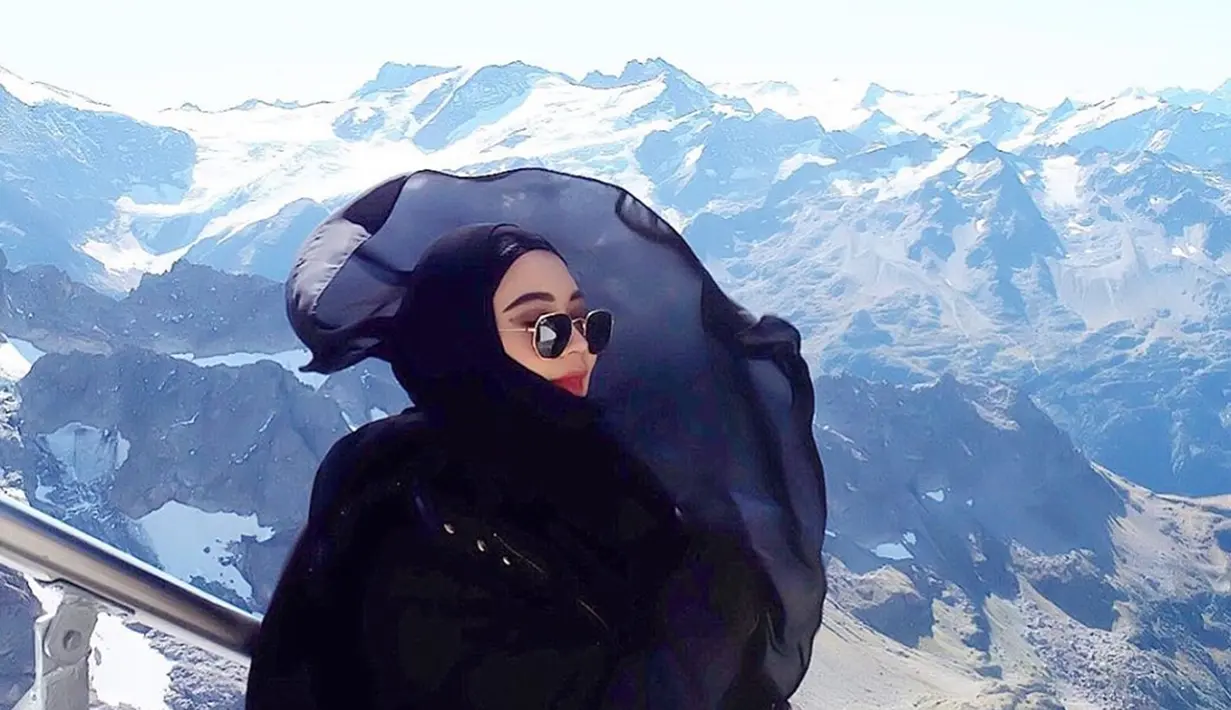 Tampil dengan hijab, gaya wanita yang akrab disapa IDP ini kian modis dan kekinian. bahkan hany adnegan menggunakan busana serba hitam, IDP tampak elegan. (Liputan6.com/IG/@idp91)
