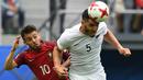 Bek Selandia Baru, Michael Boxall, duel udara dengan gelandang Portugal, Bernardo Silva. Portugal lolos sebagai juara Grup A dengan raihan tujuh poin atau unggul selisih gol atas Meksiko. (AFP/Kirill Kudryavtsev)