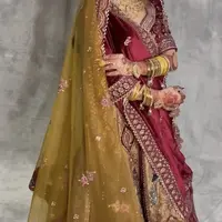 Putri Isnari Dibalut Baju Khas India di Resepsi Pernikahannya. [@adelahaddad17]