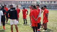 Mbida Messi, rekrutan terbaru Persija untuk Piala Presiden mengikuti latihan perdana bersama Macan Kemayoran, Sabtu (22/8/2015). (Bola.com/Tengku Sufiyanto)