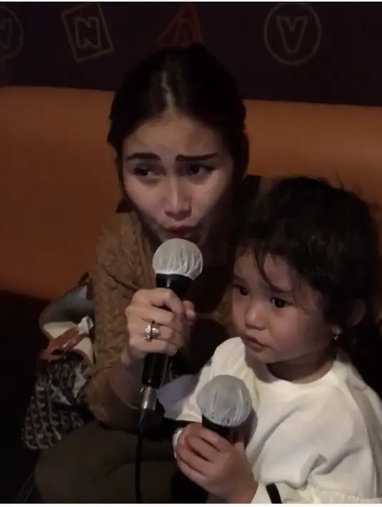 Tidak hanya pemilik nama Ayu Rosmalina itu yang meneteskan air mata. Tapi juga beberapa pengguna instagram ikut terharu hingga menangis  melihat tayangan tesebut. (Instagram/ayutingting92)