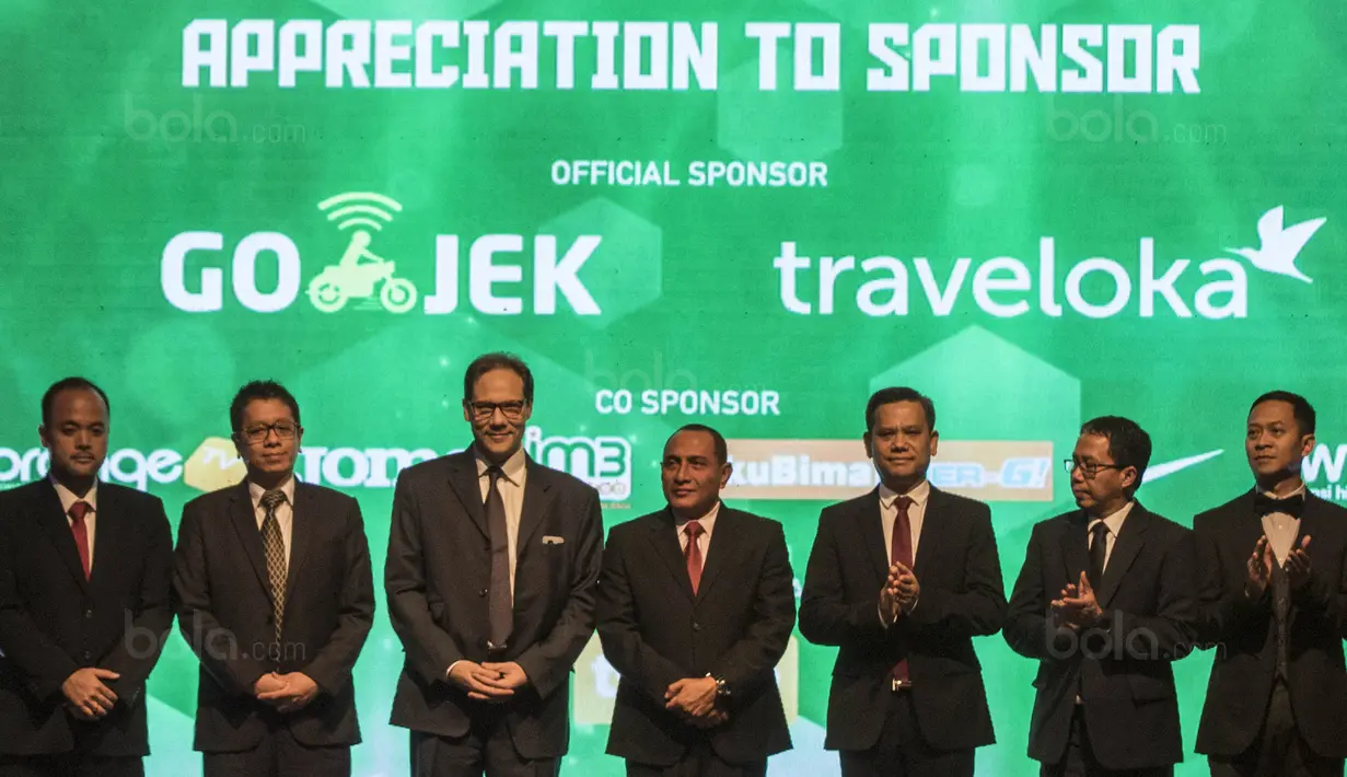 Perwakilan sponsor foto bersama Ketua PSSI, Edy Rahmayadi, pada malam penghargaan Liga 1 di Hotel Mulia, Jakarta, Jumat (22/12/2017). Acara ini memberi apresiasi kepada sejumlah tokoh sepak bola. (Bola.com/Vitalis Yogi Trisna)