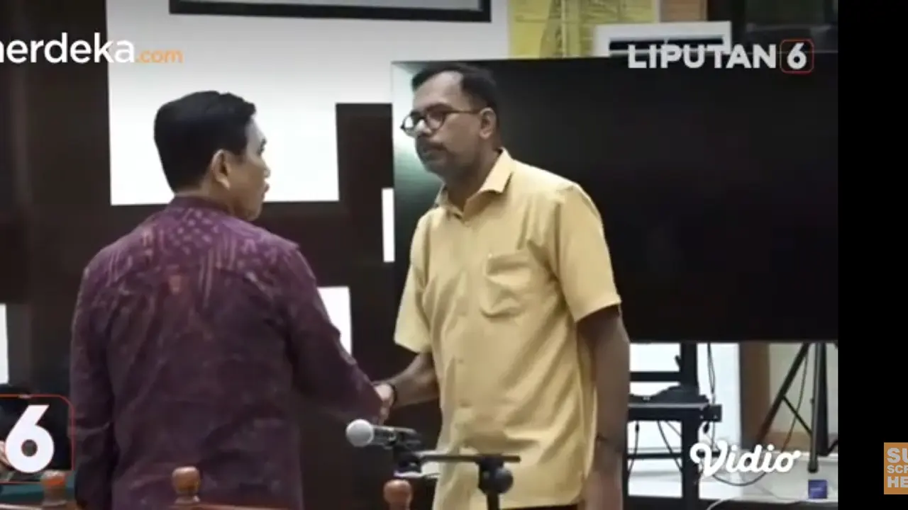 Direktur Lokataru Haris Azhar bersalaman dengan Menteri Koordinator Kemaritiman dan Investasi (Menko Marves) Luhut Binsar Panjaitan usai persidangan kasus pencemaran nama baik di Pengadilan Negeri Jakarta Timur, Kamis (8/6/2023). (Merdeka.com)