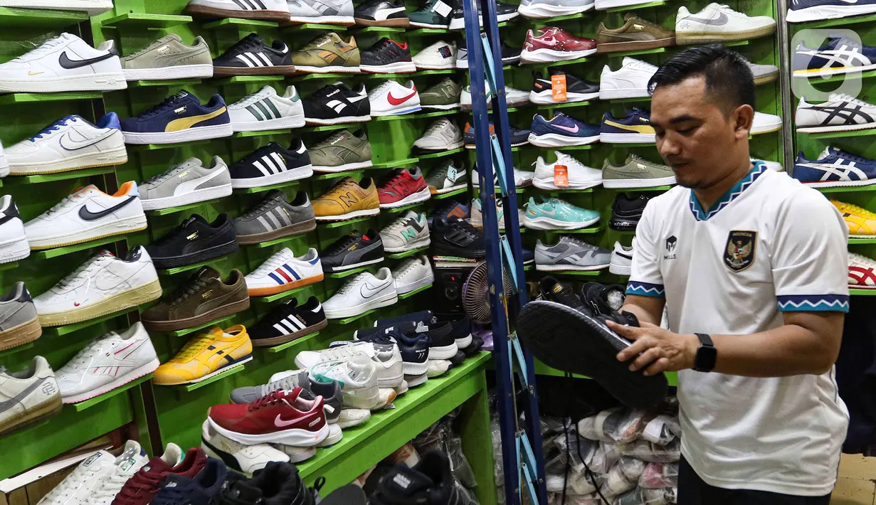 Untuk itu, ia berharap pemerintah dapat mengantisipasi hal-hal tersebut dengan memastikan ketersediaan bahan pokok terjaga, nilai tukar rupiah stabil serta inflasi yang terkendali sesuai target sehingga daya beli masyarakat tidak menurun. (Liputan6.com/Angga Yuniar)