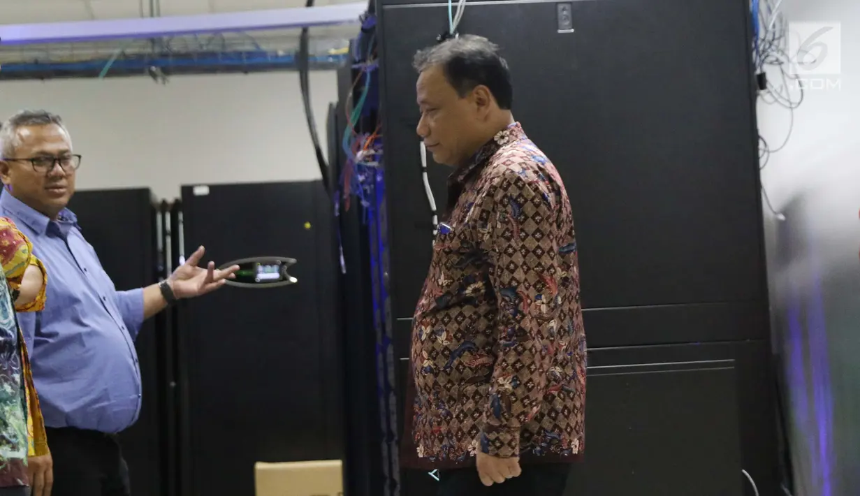 Ketua KPU RI, Arief Budiman (kiri) bersama Komisioner Bawaslu RI, Abhan Misbah dan M Afifuddin meninjau ruang server data KPU di Gedung KPU, Jakarta, Jumat (26/4). Bawaslu meninjau ruang server terkait transparansi proses kinerja KPU pada Pemilu 2019. (Liputan6.com/Helmi Fithriansyah)