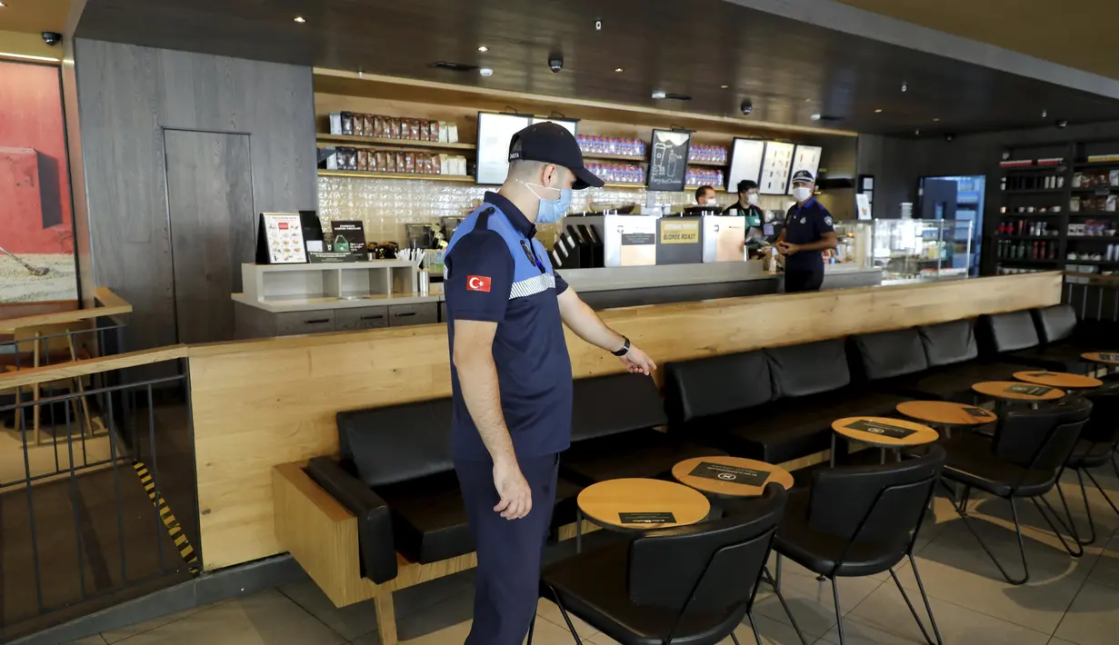Aparatur kota memeriksa kafetaria di Istanbul, Turki (19/8/2020). Peningkatan substansial jumlah kasus baru harian COVID-19 di Turki, mendorong pihak berwenang mempertimbangkan penerapan langkah pencegahan dan pembatasan baru guna mengendalikan penyebaran pandemi lebih lanjut. (Xinhua/Osman Orsal)