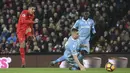 Roberto Firmino merupakan pemain yang berkontribusi dalam serangan-serangan yang dibuat Liverpool. Dua gol dalam kemenangan 5-1 The Reds atas Porto pada 29 September lalu, membuat total golnya menjadi 18 gol di ajang Liga Champions. (AFP/Paul Ellis)