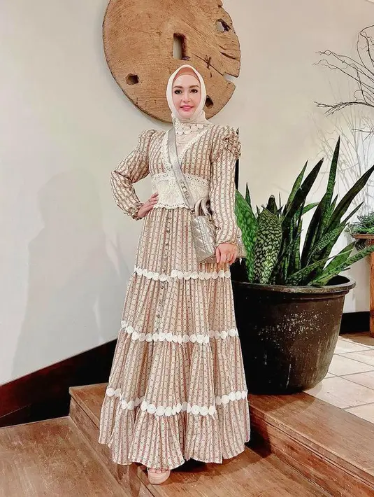 Atau bisa juga pilih dress model A-line yang bisa membuat tubuh terlihat lebih proporsional, seperti look aktris senior, Eddies Adelia ini. (Instagram/eddiesadellia).