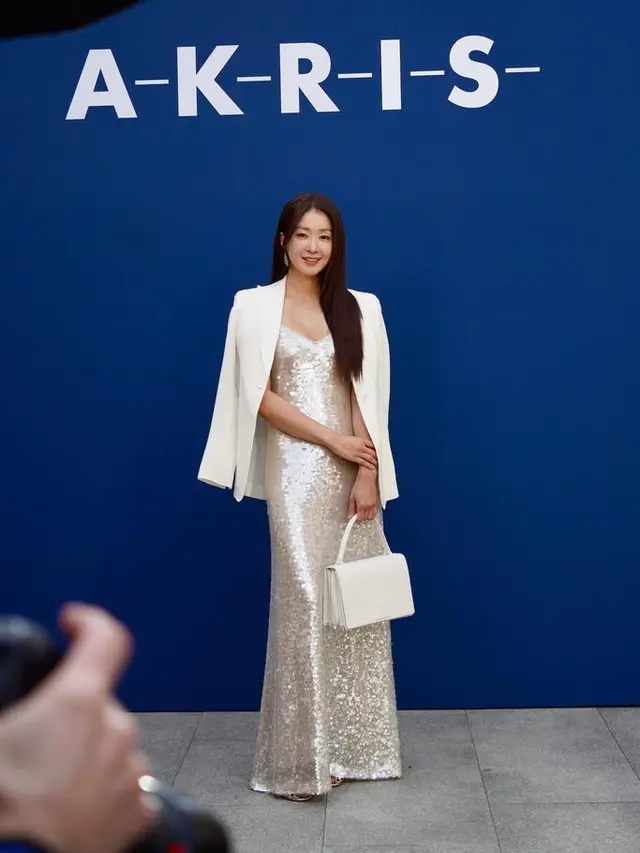 Gaya Stylish Lee Si Young saat Berada di Paris. [@leesiyoung38]