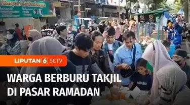 Salah satu tradisi yang tak terlewatkan saat bulan puasa yakni berburu takjil di Pasar Ramadan. Pembeli kenyang, pedagang pun senang meraih banyak keuntungan.