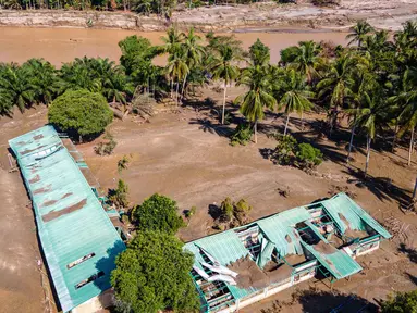 Pemandangan udara menunjukkan sisa-sisa sekolah dasar yang terendam banjir di sepanjang sungai Peusangan setelah banjir bandang yang menghancurkan desa-desa di sekitarnya di Bireuen, provinsi Aceh pada Senin 5 Januari 2026. Bencana banjir bandang yang melanda Kabupaten Bireuen pada akhir November 2025 lalu meninggalkan dampak besar bagi dunia pendidikan. (CHAIDEER MAHYUDDIN/AFP)