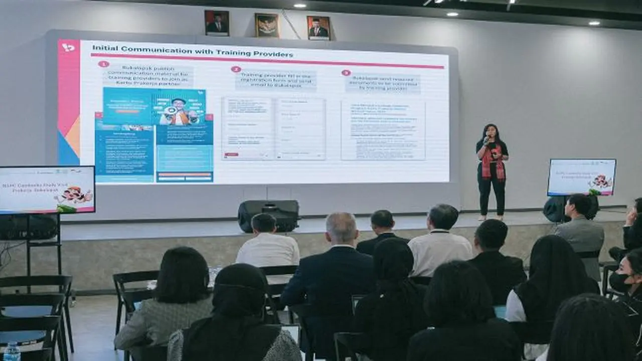 Nungky Aprilia, Head of Virtual Product Bukalapak memaparkan presentasi terkait teknis dan bentuk kerjasama Bukalapak dan Kartu Prakerja kepada perwakilan NSPC Kamboja. (Foto: Bukalapak)