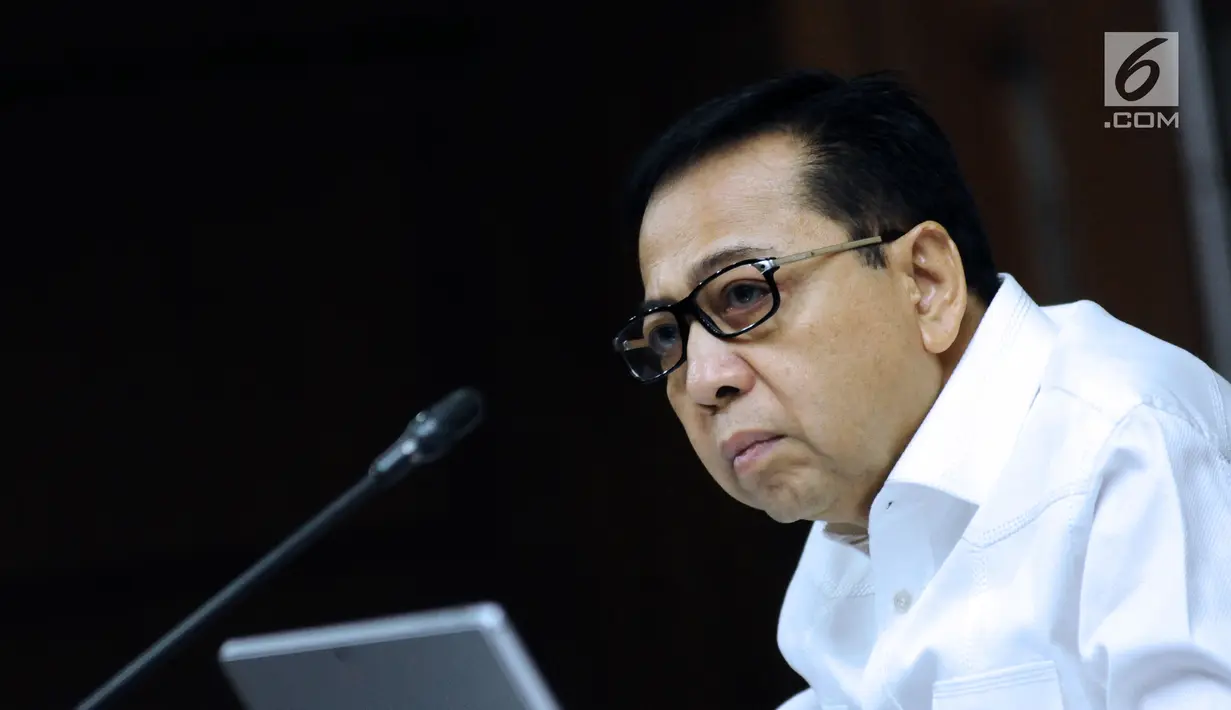 Terdakwa dugaan korupsi proyek e-KTP Setya Novanto menyimak keterangan saksi di Pengadilan Tipikor, Jakarta, Kamis (22/2). Tujuh saksi hadir di antaranya Dirut PT Quadra Solutions Anang Sugiana Sudihardjo. (Liputan6.com/Helmi Fithriansyah)