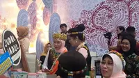 Wury Ma&rsquo;ruf Amin Buka Pameran Kriyanusa 2024, Pakai Baju Adat Kalimantan Timur dan Beli Jajanan Jadul.&nbsp; (Liputan6.com/Henry)