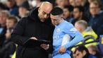 Meski bermain di kandang sendiri, Manchester City hampir kehabisan ide untuk mencari celah kelemahan di lini pertahanan Manchester City. Hingga pada menit ke-68, manajer Pep Guardiola memasukkan Phil Foden untuk menggantikan Riyad Mahrez. (AFP/Olis Scarff)