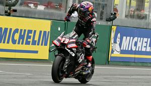 Pembalap Aprilia Racing Team, Jorge Martin, berhasil meraih podium juara di MotoGP Prancis musim ini yang berlangsung di Sirkuit Bugatti, Le Mans, Minggu (10/05/2026) malam WIB. (AFP/Loic VENANCE)