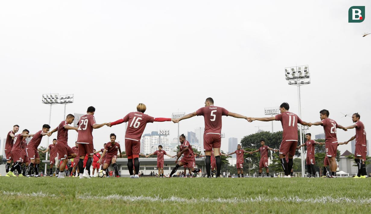 Pemain Persija Jakarta saat melakukan latihan jelang laga Liga 1 di Lapangan ABC, Senayan, Jakarta, Sabtu (08/12). Persija akan berhadapan dengan Mitra Kukar. (Bola.com/M Iqbal Ichsan)