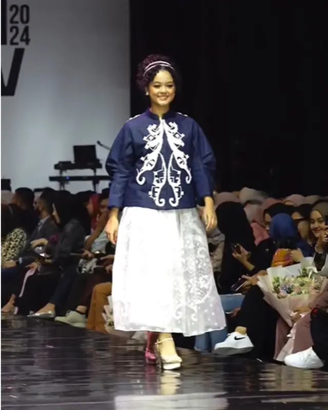 2. Tampil memukau dengan rambut gaya updo
