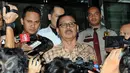 Sekda Banten Ranta Suharta menjawab pertanyaan wartawan usai menjalani pemeriksaan di KPK, Jakarta, Selasa (19/1). Ranta Suharta diperiksa terkait dugaan suap pemulusan penyertaan modal PT Banten Global Development (BGD). (Liputan6.com/Helmi Afandi)
